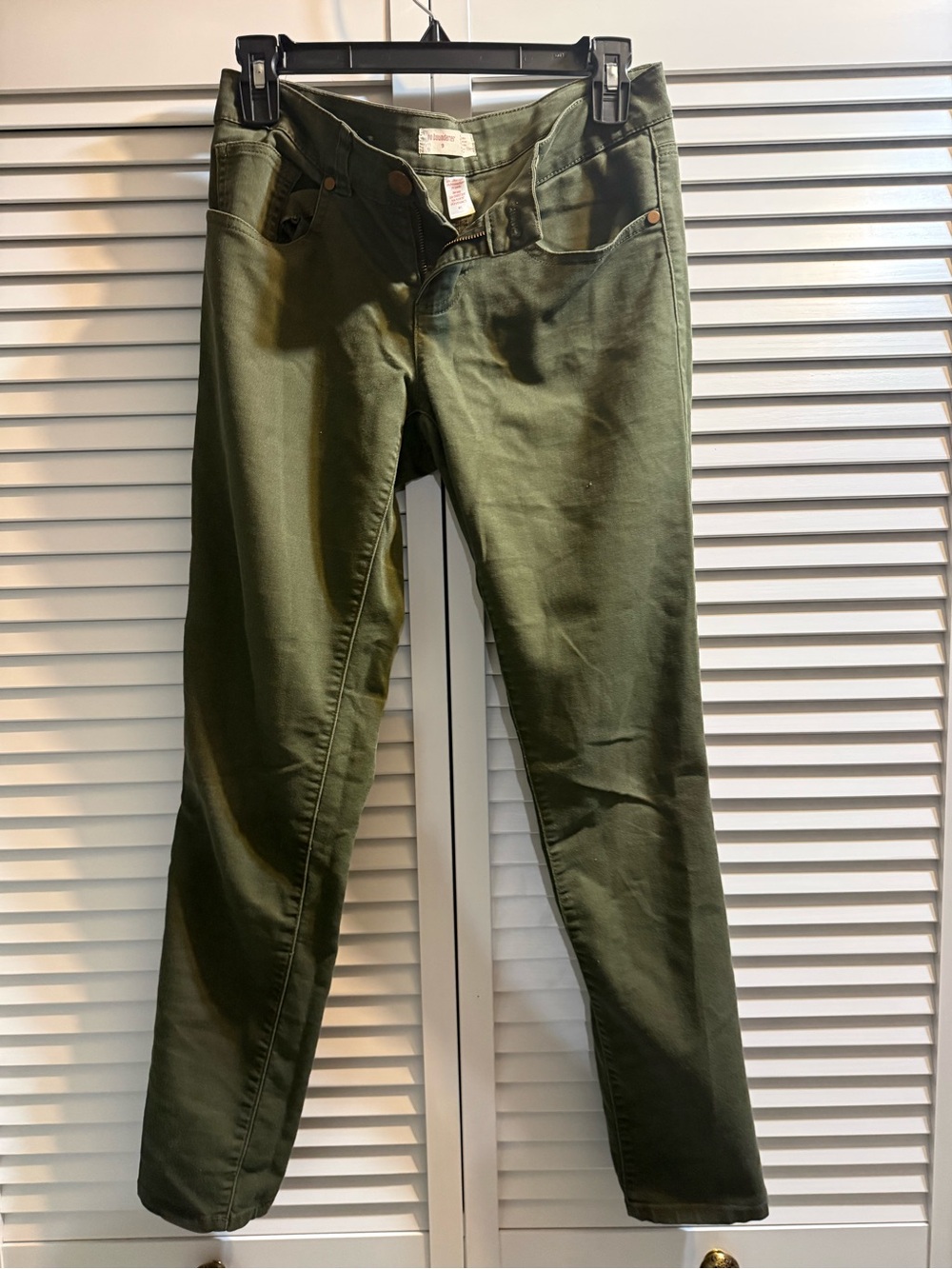 No Boundaries Women's Straight Leg Jeans in Olive